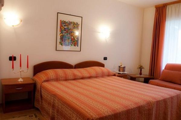 Hotel Makin Новиград Екстериор снимка